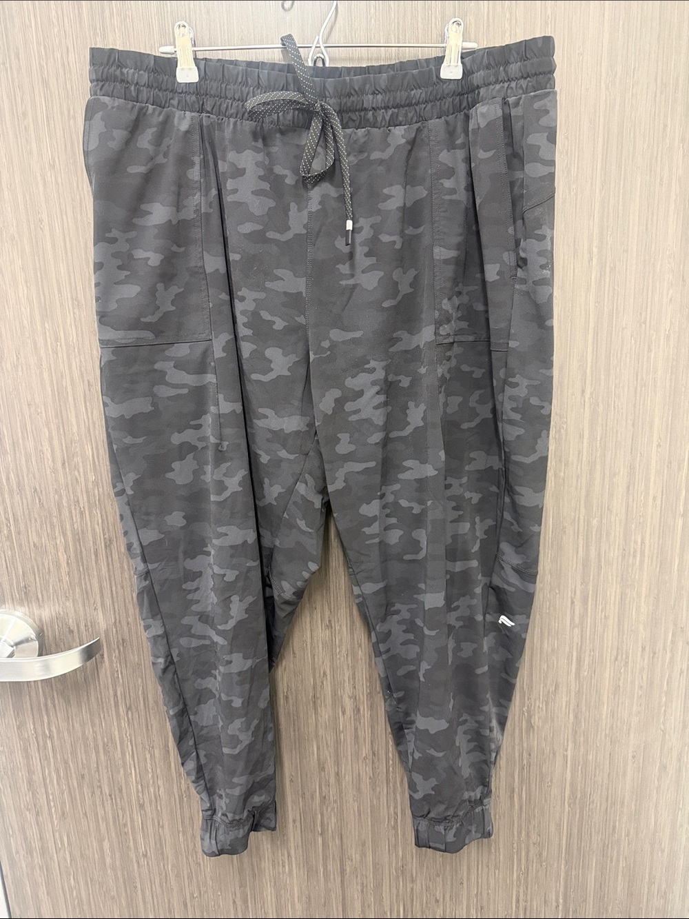 Women’s Fabletics jogger athletic pants